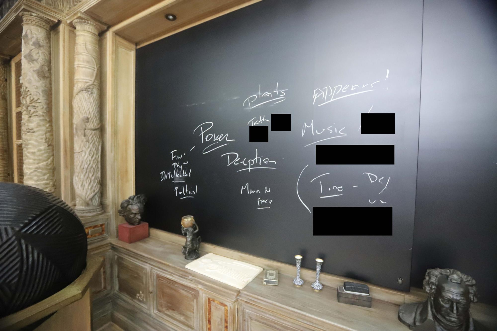 Ein weiteres Foto zeigt eine Tafel mit den Wörtern "Macht", "Täuschung", "Intrigen" und "Politik".