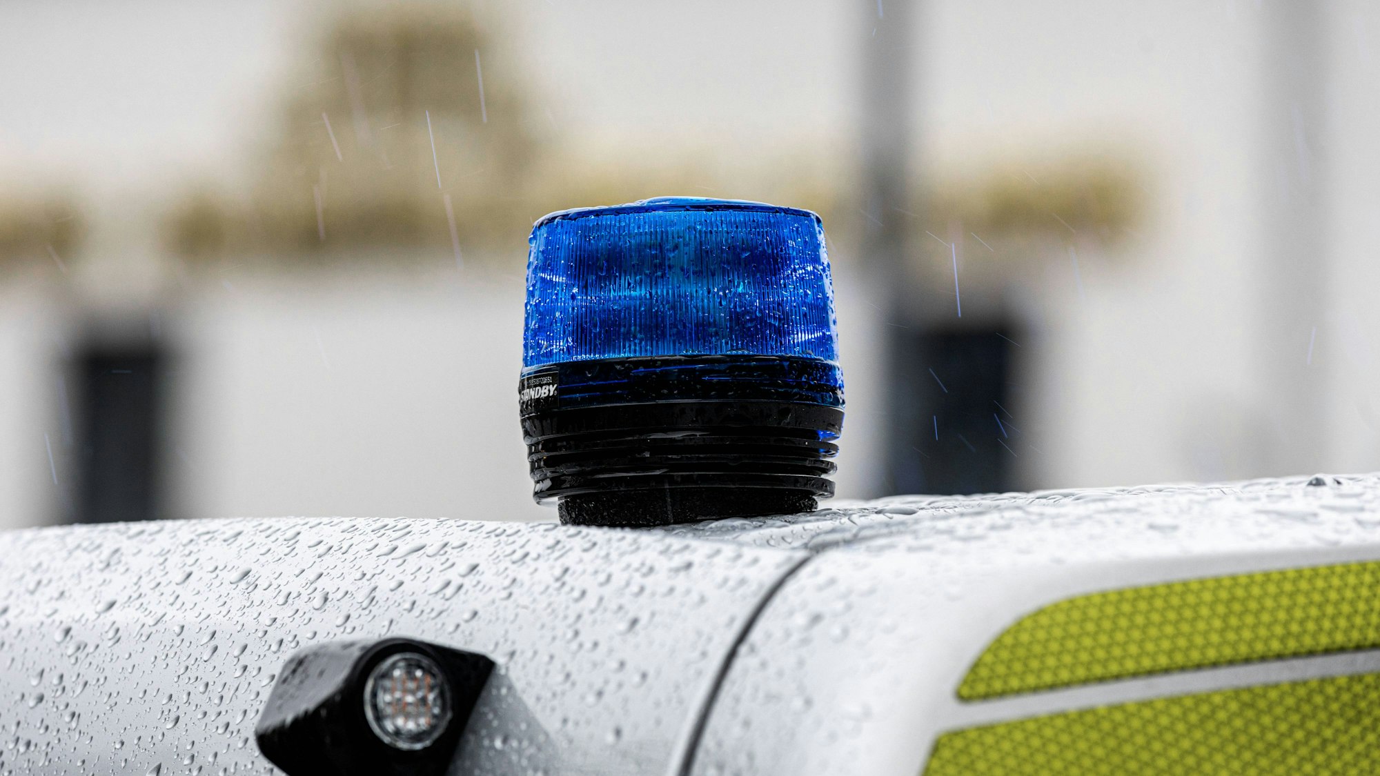 Blaulicht im Regen auf einem Fahrzeug