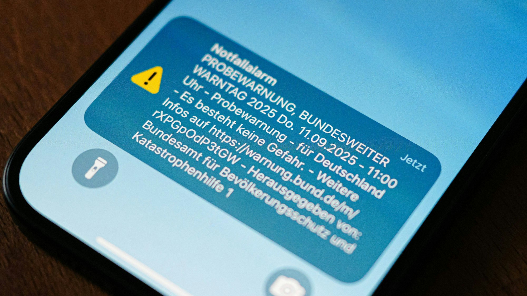 Smartphone zeigt Notfallalarm des Bevölkerungsschutzes