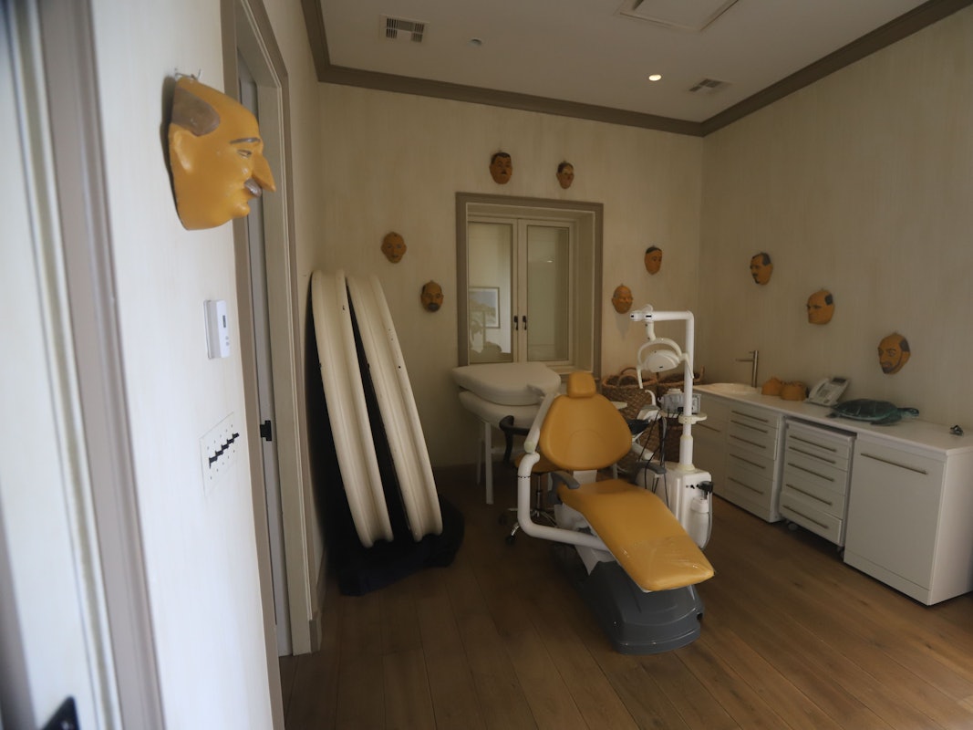 Die Bilder und Videos zeigen Schlafzimmer, Badezimmer, ein Büro sowie einen Raum mit Masken an der Wand, in dem offenbar ein Zahnarztstuhl steht.