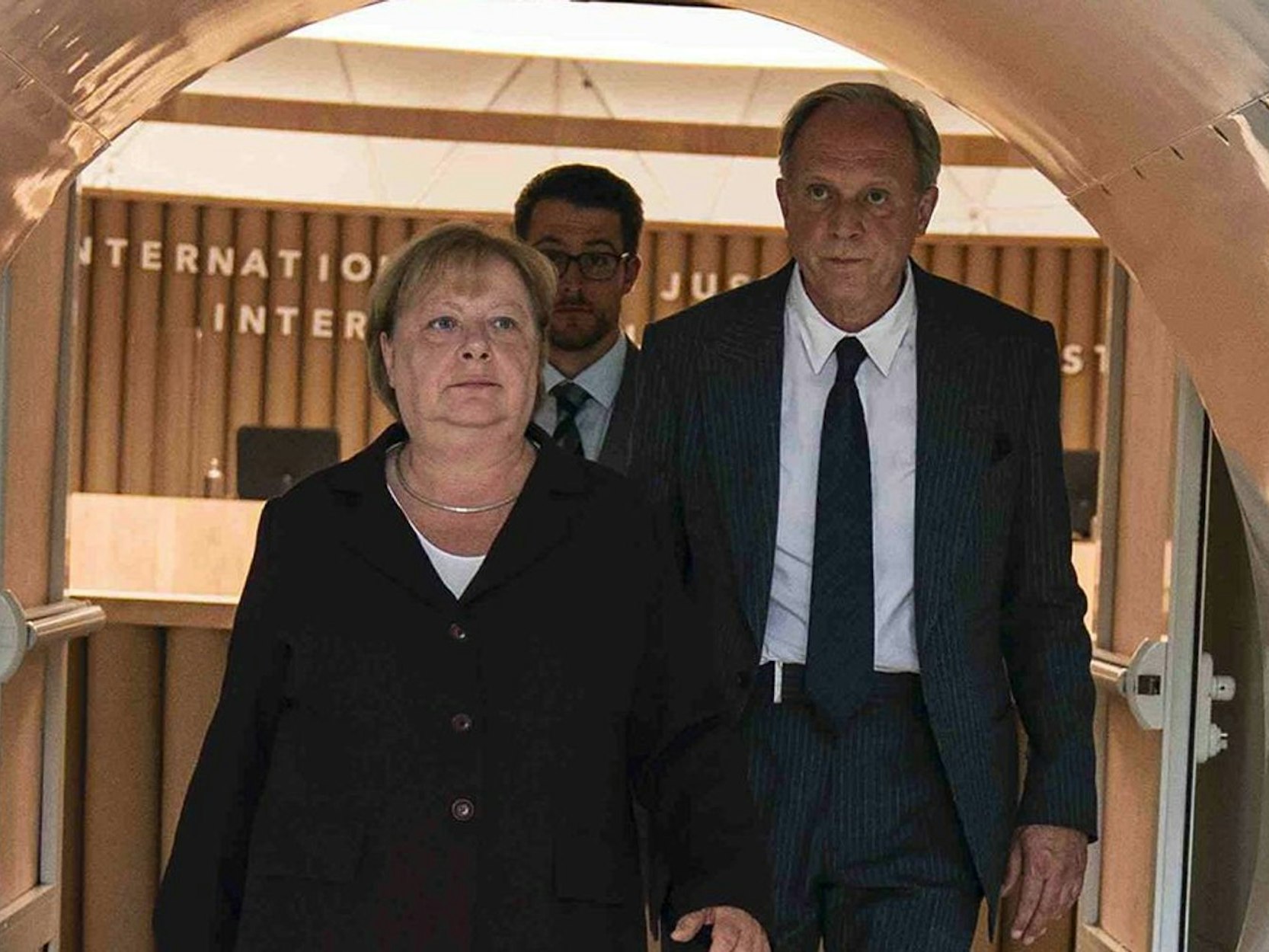 Dagegen ist Erika-Burstedt-Darstellerin Eitner-Acheampong noch immer als Schauspielerin aktiv und erfolgreich. Im ARD-Thriller „Ökozid“ (Bild) spielte sie 2020 die ehemalige Bundeskanzlerin Angela Merkel. (Bild: RBB / zero one film / Julia Terjung)