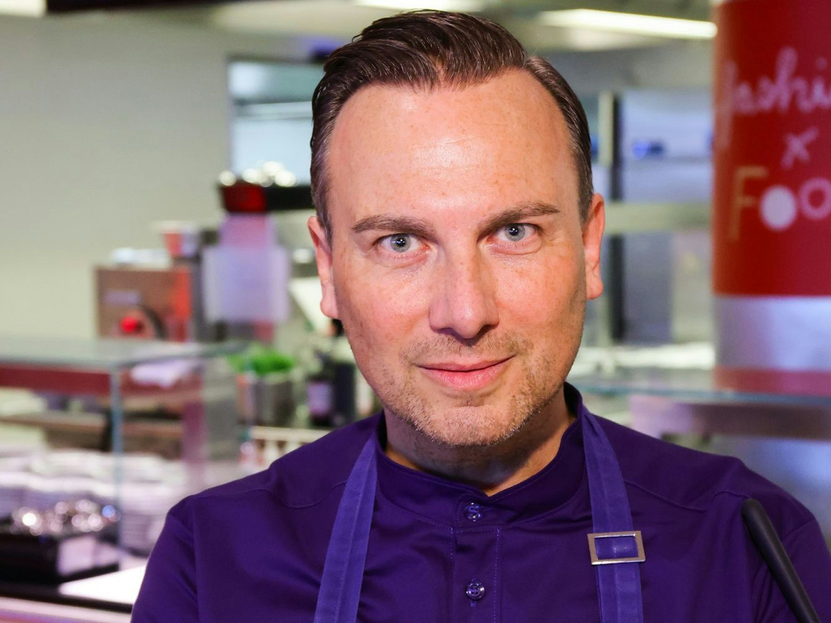 Tim Raue hatte keine schöne Kindheit, wie er bei „The Taste“ durchscheinen ließ. (Bild: 2024 Getty Images/Joshua Sammer)