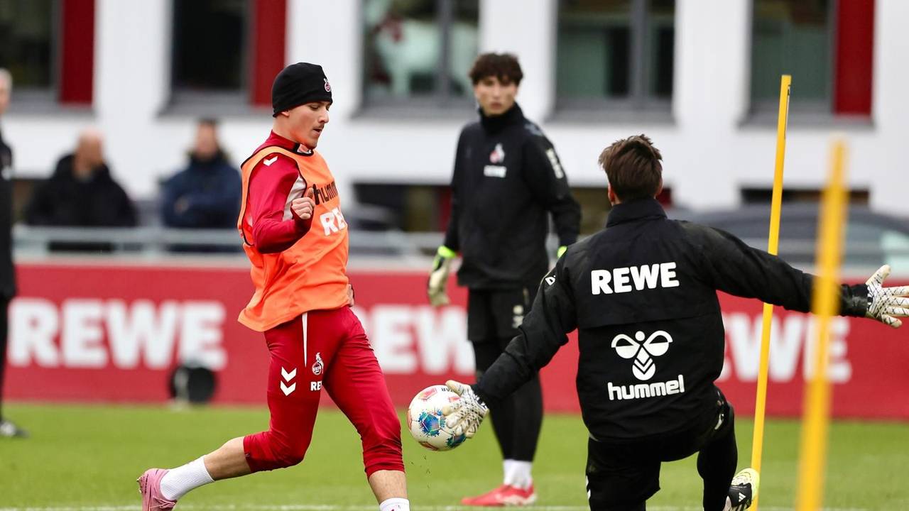 Said El Mala schießt, Ron-Robert Zieler macht sich breit.