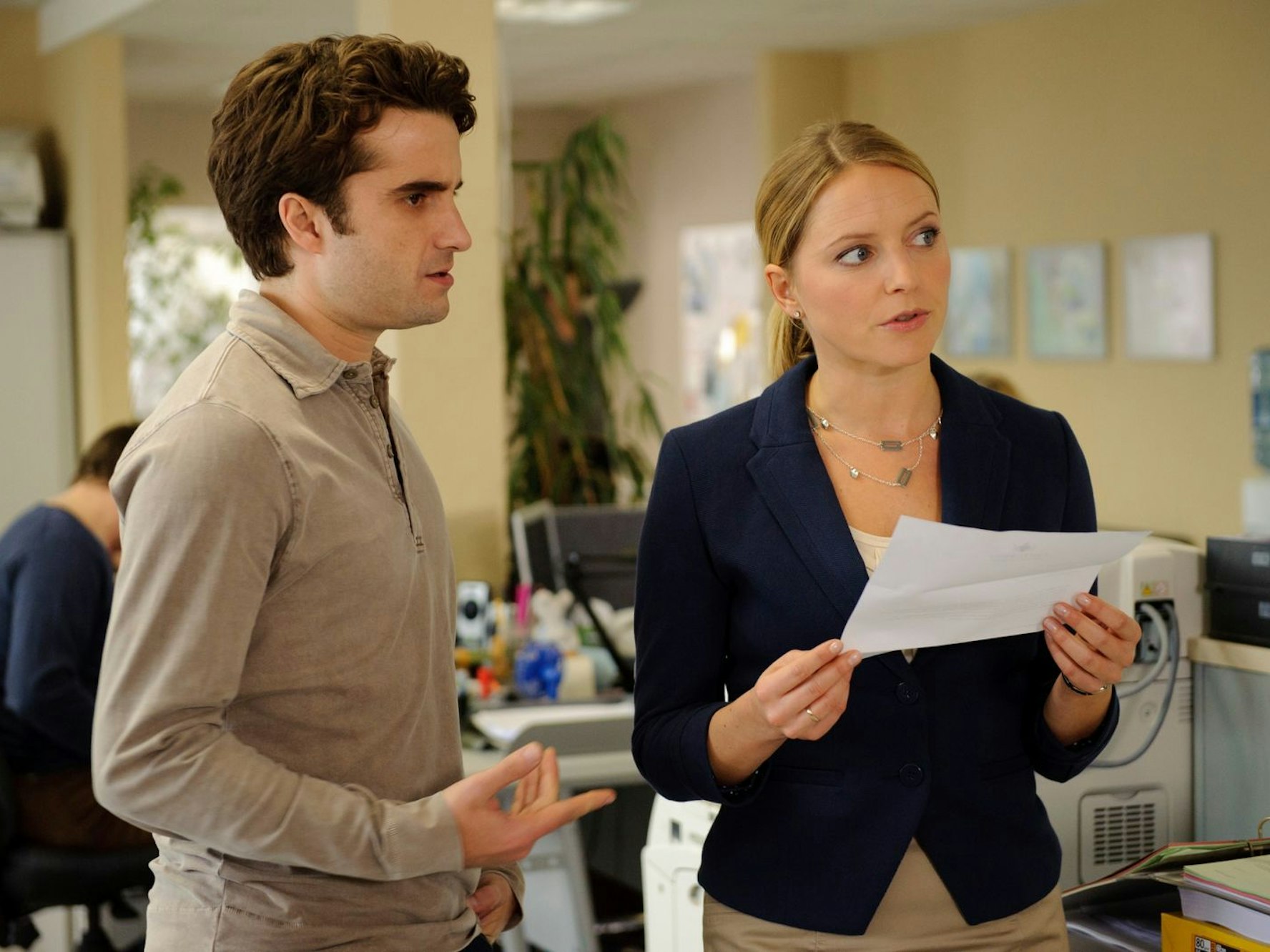 Sie waren das Traumpaar der kultigen Bürocomedy: Ulf Steinke (Oliver Wnuk) und Tanja Seifert (Diana Staehly). (Bild: Brainpool / Willi Weber )