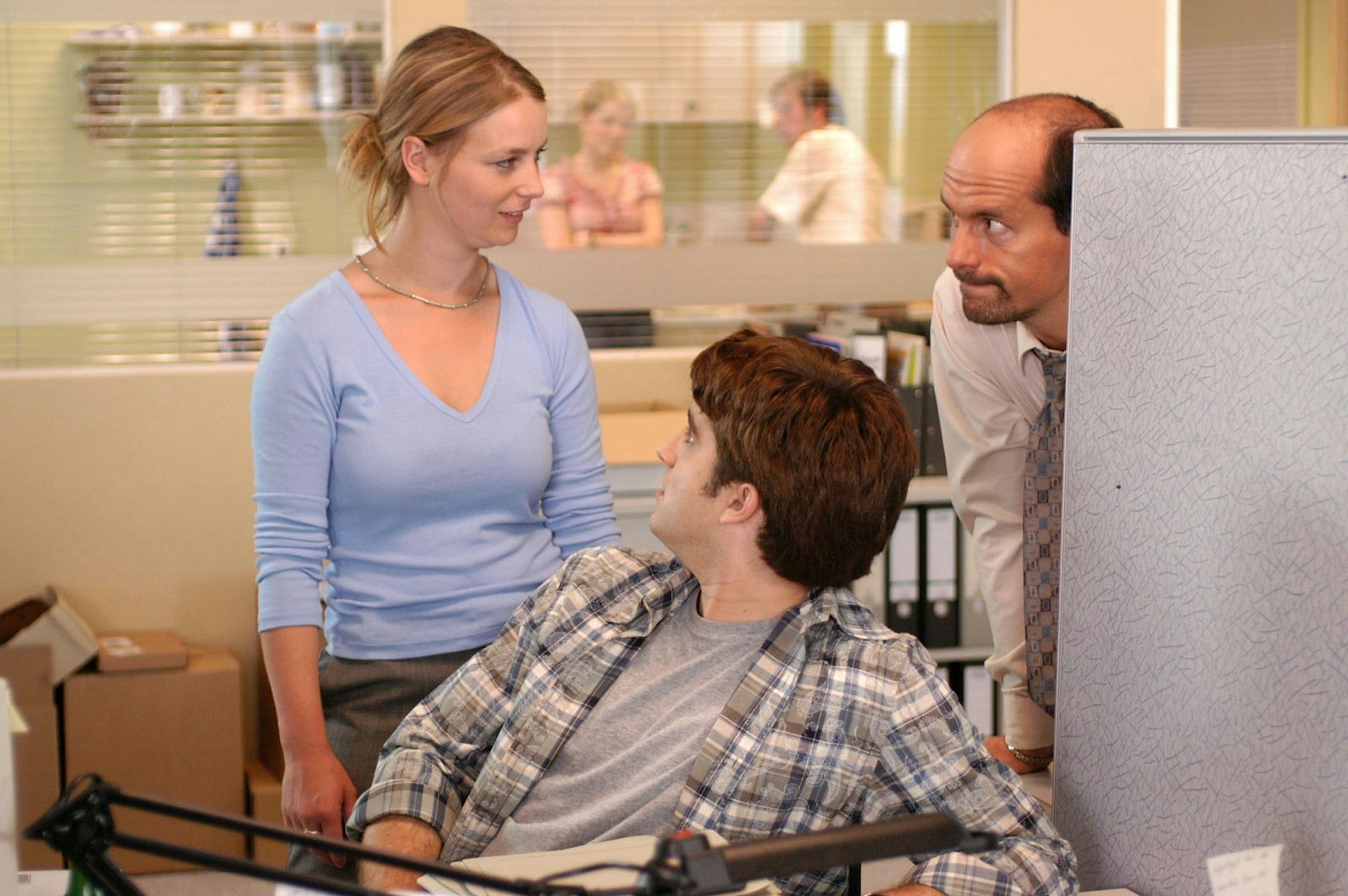 Vor Sabine Buhrer (Maja Beckmann) aus der Buchhaltung war kein Klatsch und Tratsch sicher. (Bild: Brainpool / Willi Weber )