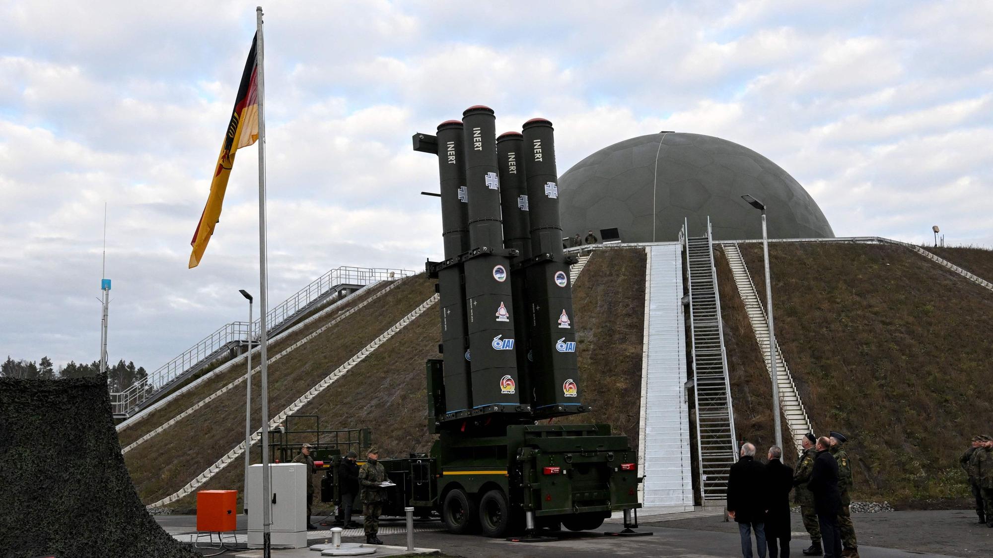 Das Abschussgerät des neuen Raketenabwehrsystems Arrow 3 steht nach der Inbetriebnahme vor dem Radom in der Annaburger Heide.