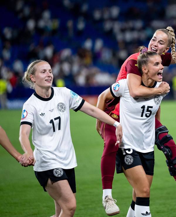 Jubeldne DFB-Frauen nach dem Einzug ins Halbfinale der Nations League im Dezember 2025.