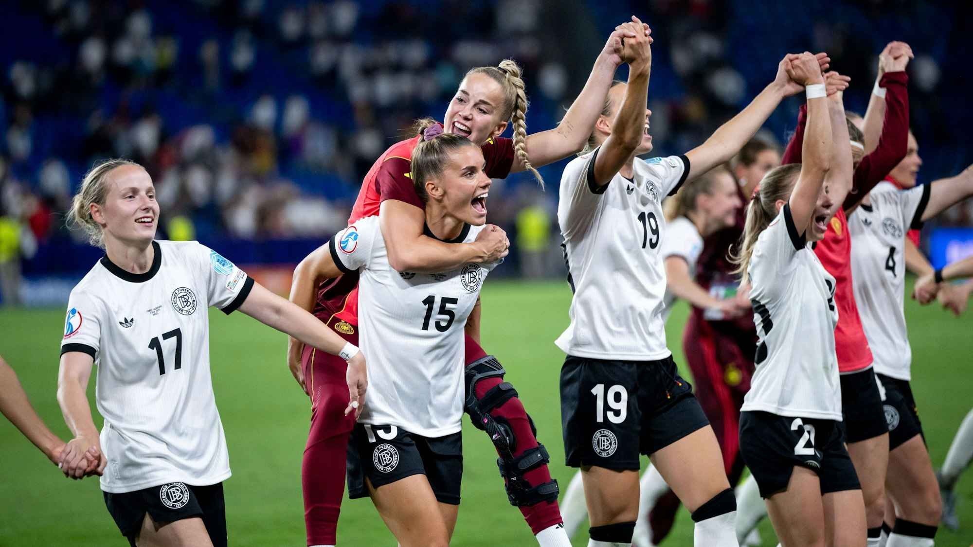 Die Mannschaft der DFB-Frauen jubelt Hand in Hand nach dem Spiel.