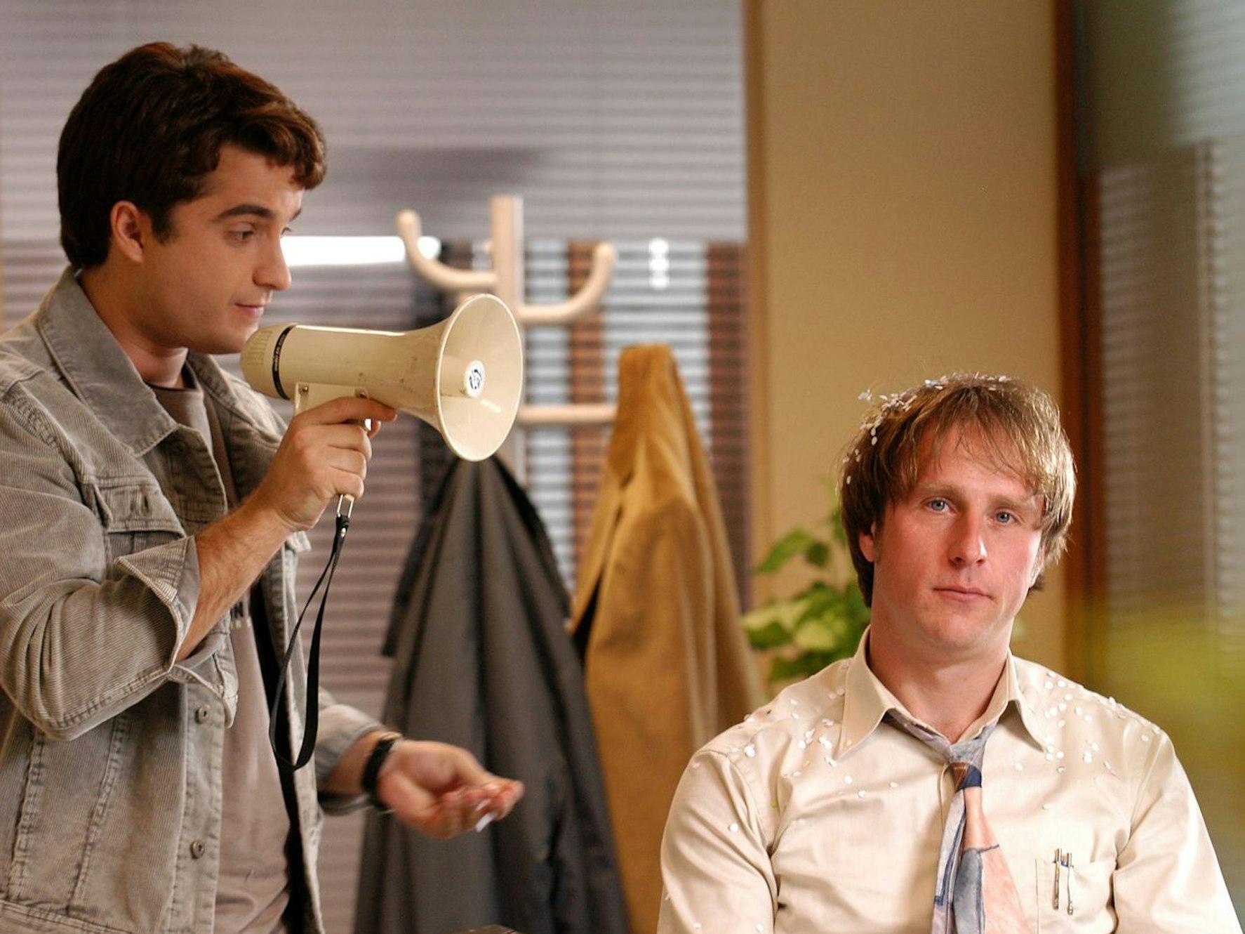 Berthold „Ernie“ Heisterkamp (Bjarne Mädel, rechts) wurde in der Capitol-Versicherung ständig von seinen Kollegen gepiesackt - vor allem von Ulf Steinke (Oliver Wnuk). (Bild: Brainpool / Willi Weber )