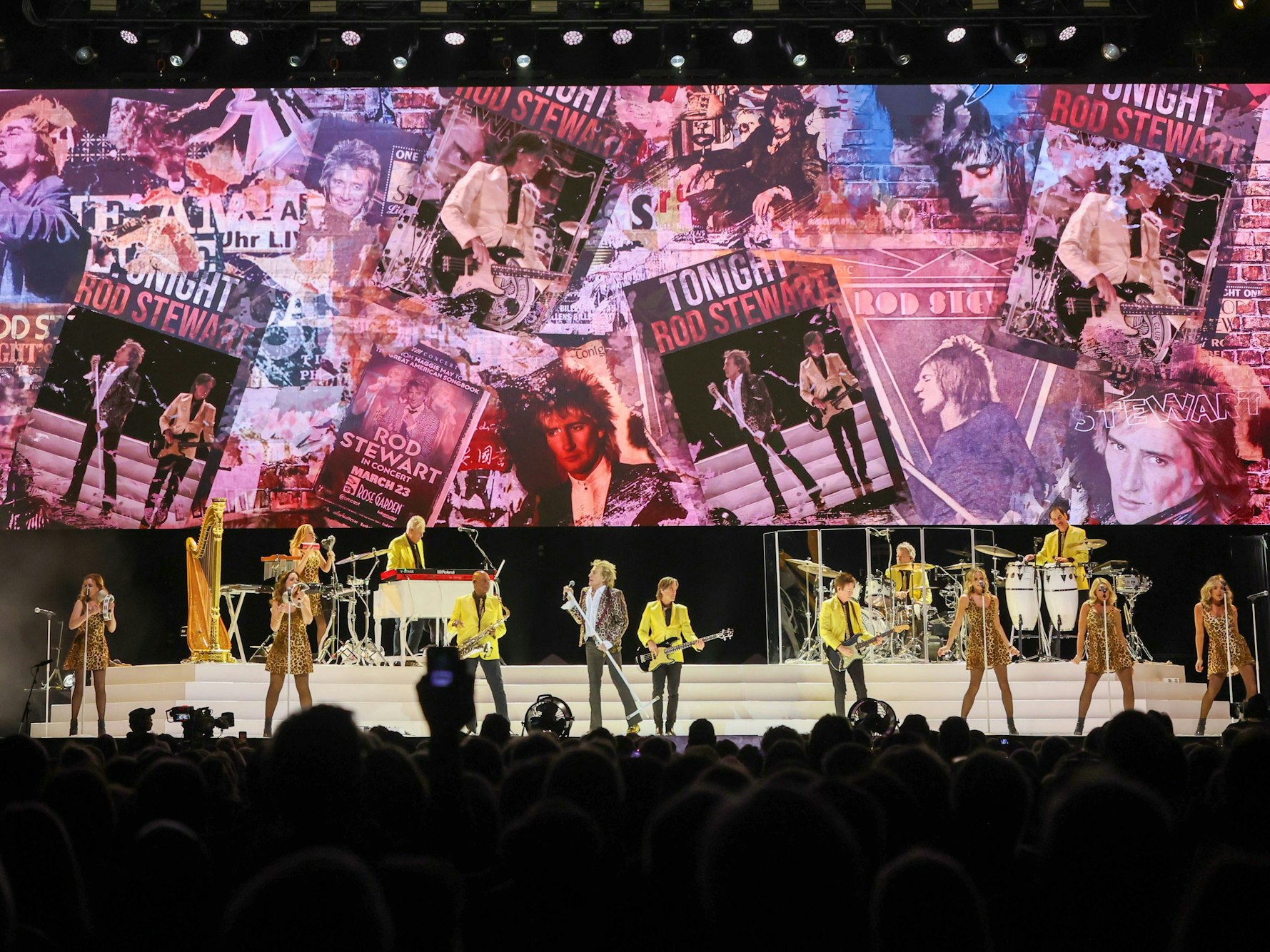 Rod Stewart auf der Bühne der Lanxess Arena.