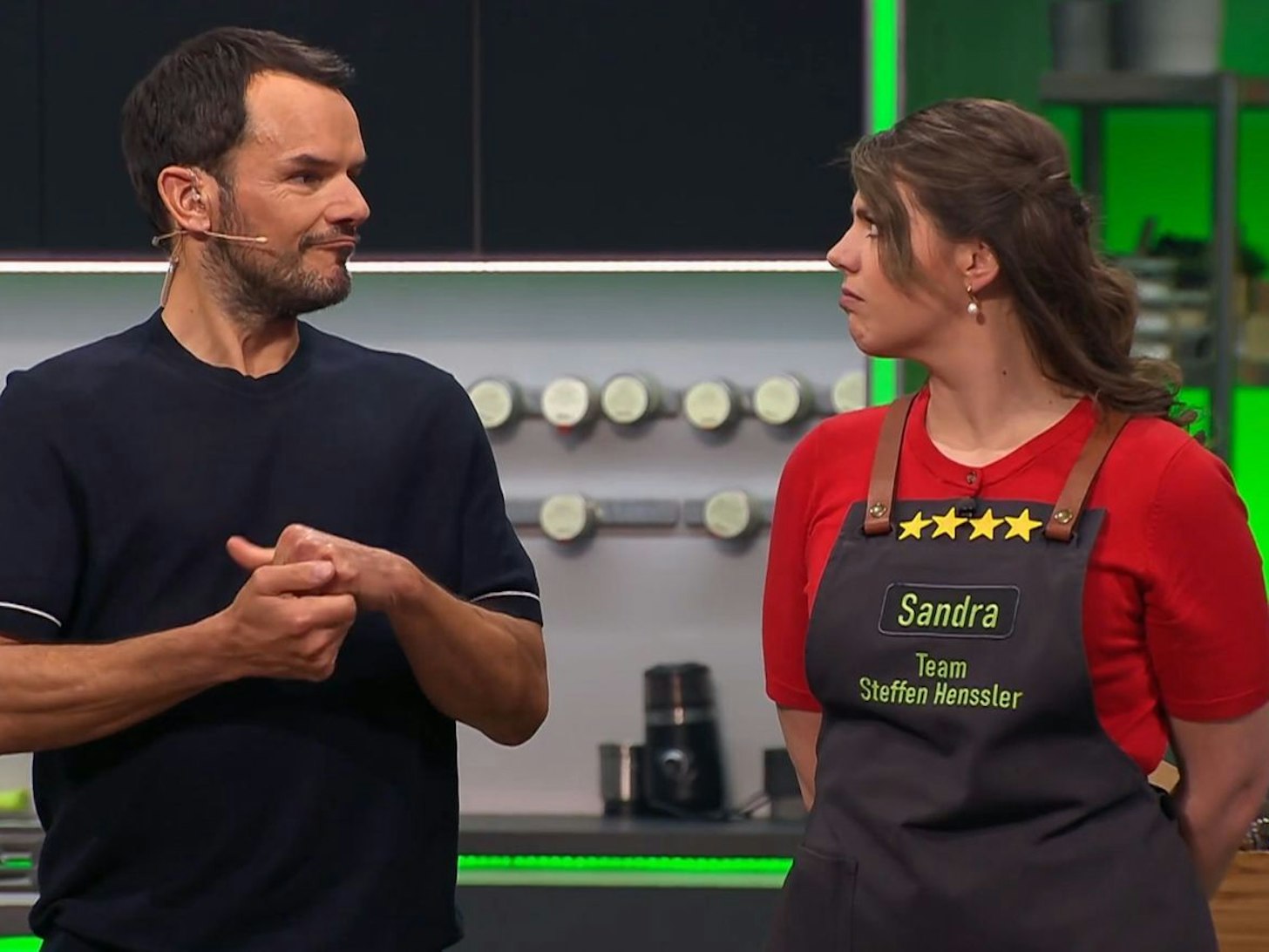 Das überrascht: Die oft so souveräne Sandra landet mit ihrem Coach Steffen Henssler im gefürchteten Entscheidungskochen. (Bild: Joyn/Screenshot)