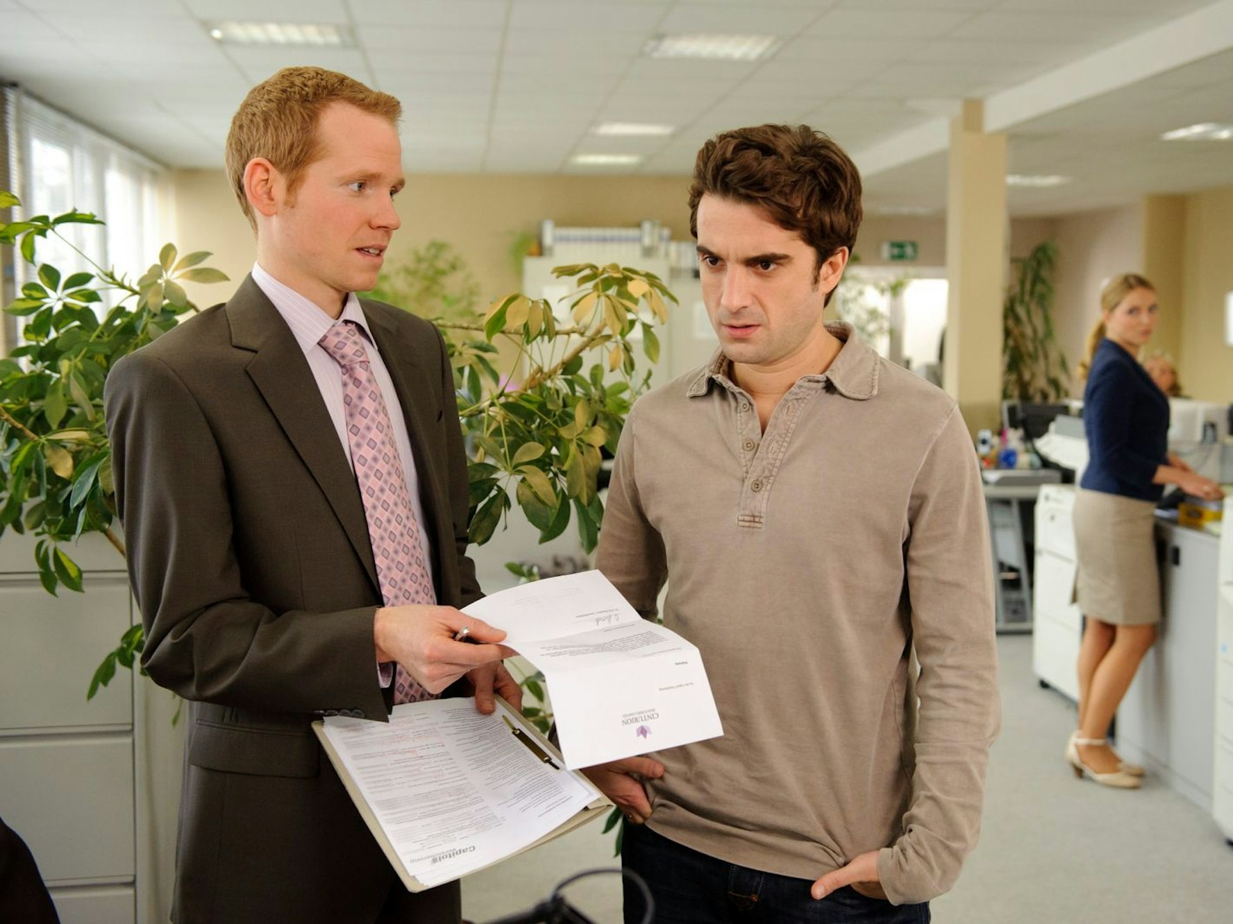 Mit seiner überkorrekten Art war Lars Lehnoff (Laurens Walter, links) nicht unbedingt der beliebteste Kollege in der Schadensregulierung. (Bild: Brainpool / Willi Weber )