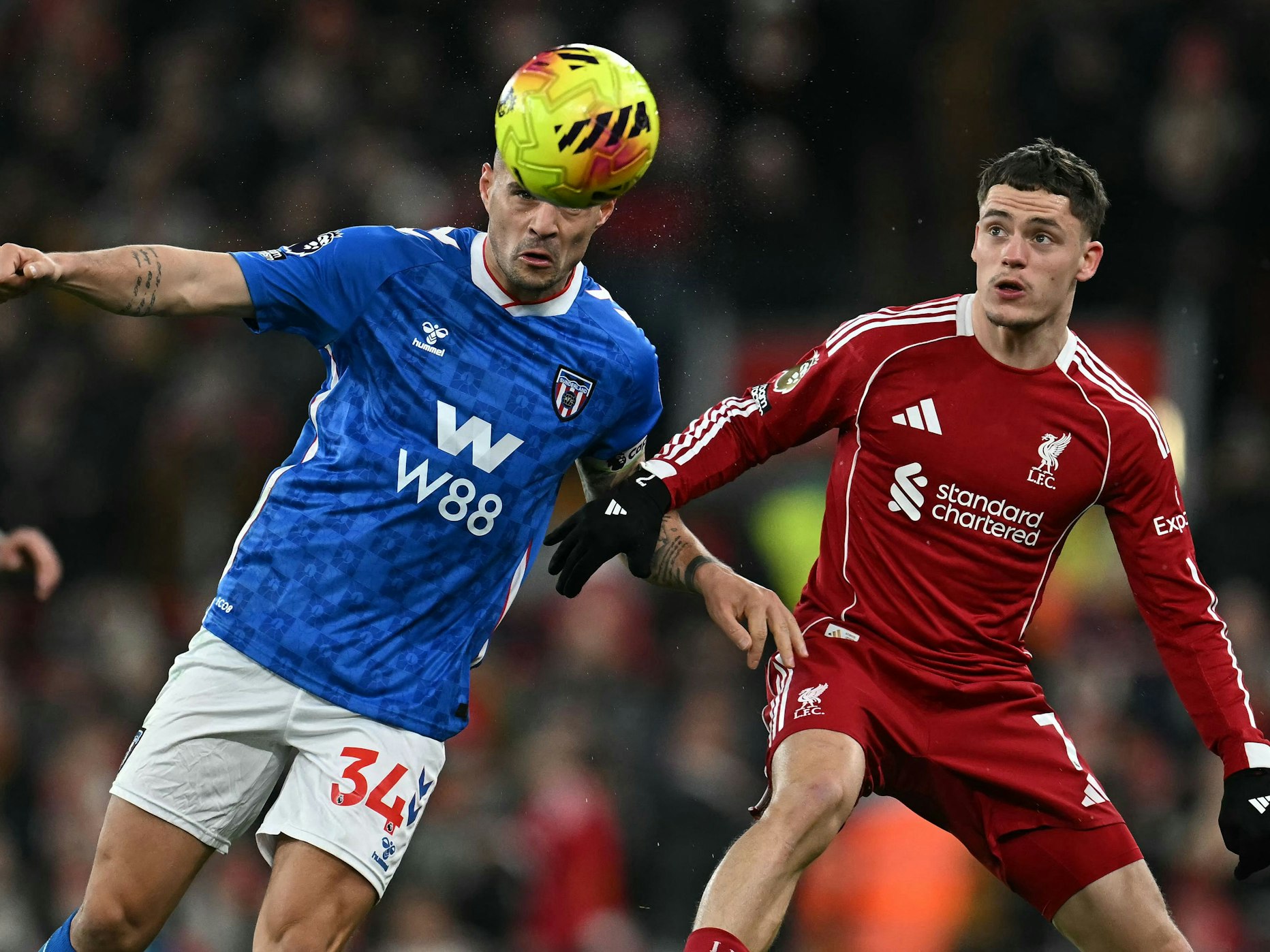 Granit Xhaka (l.) köpft den Ball während des Spiels.