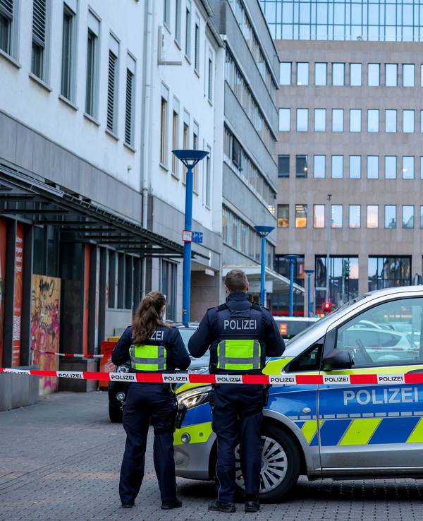 Einsatzkräfte der Polizei sperren mit ihrem Fahrzeug die Zufahrt zum Bismarckplatz in der Mönchengladbacher Innenstadt ab.