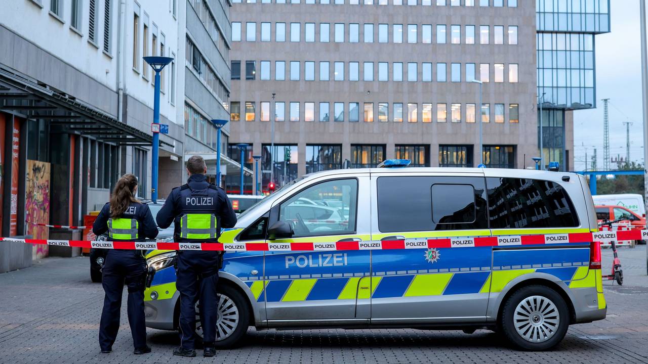 Einsatzkräfte der Polizei sperren mit ihrem Fahrzeug die Zufahrt zum Bismarckplatz in der Mönchengladbacher Innenstadt ab.