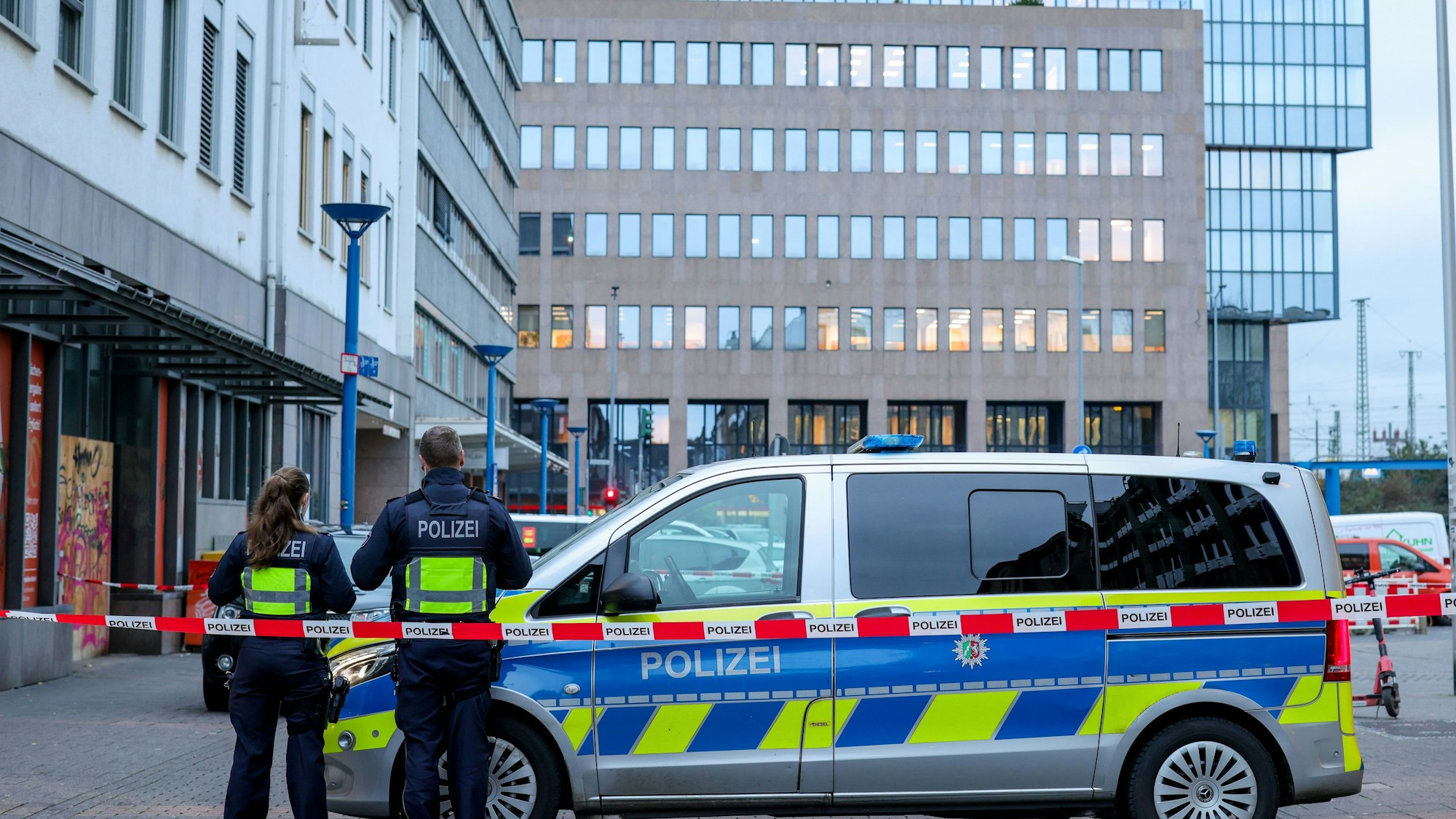 Einsatzkräfte der Polizei sperren mit ihrem Fahrzeug die Zufahrt zum Bismarckplatz in der Mönchengladbacher Innenstadt ab.