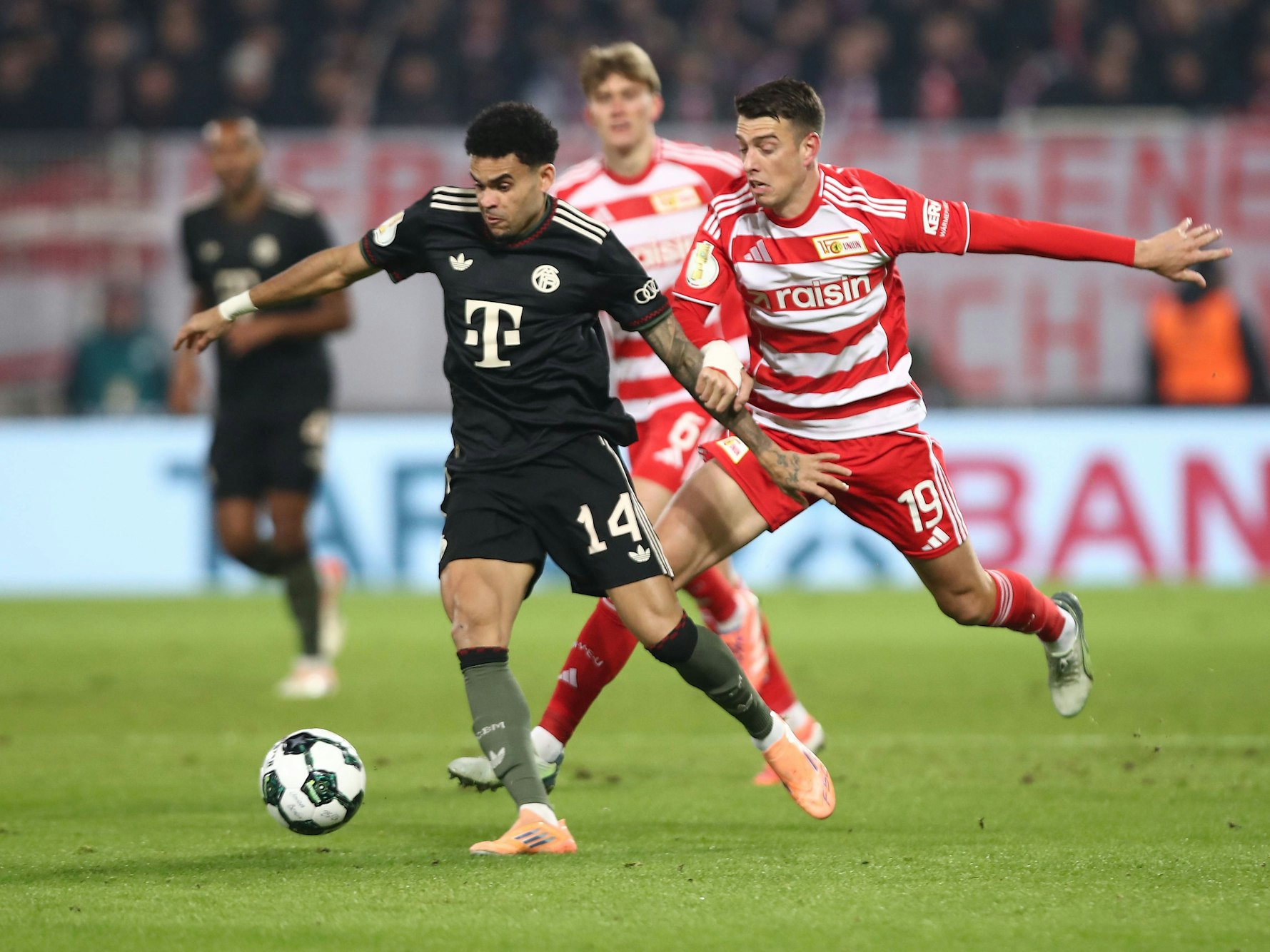 Luis Diaz (l.) und Janik Haberer im Zweikampf um den Ball.