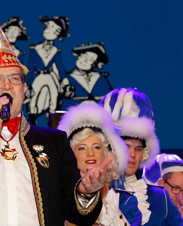 Christoph Kuckelkorn steht auf der Bühne und moderiert.