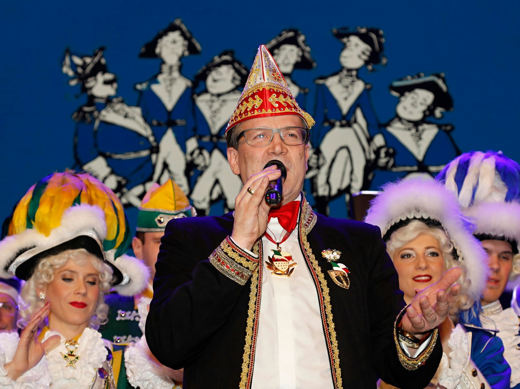 Christoph Kuckelkorn steht auf der Bühne und moderiert.