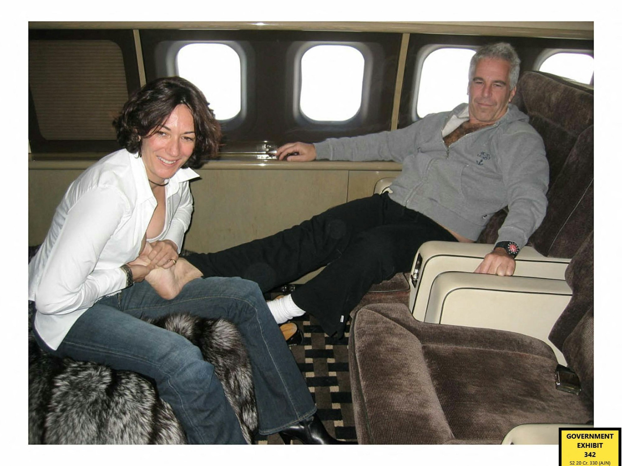 Dieses undatierte Bild aus dem Prozess, das 2021 vom US-Bezirksgericht für den südlichen Bezirk von New York veröffentlicht wurde, zeigt Ghislaine Maxwell und Jeffrey Epstein.