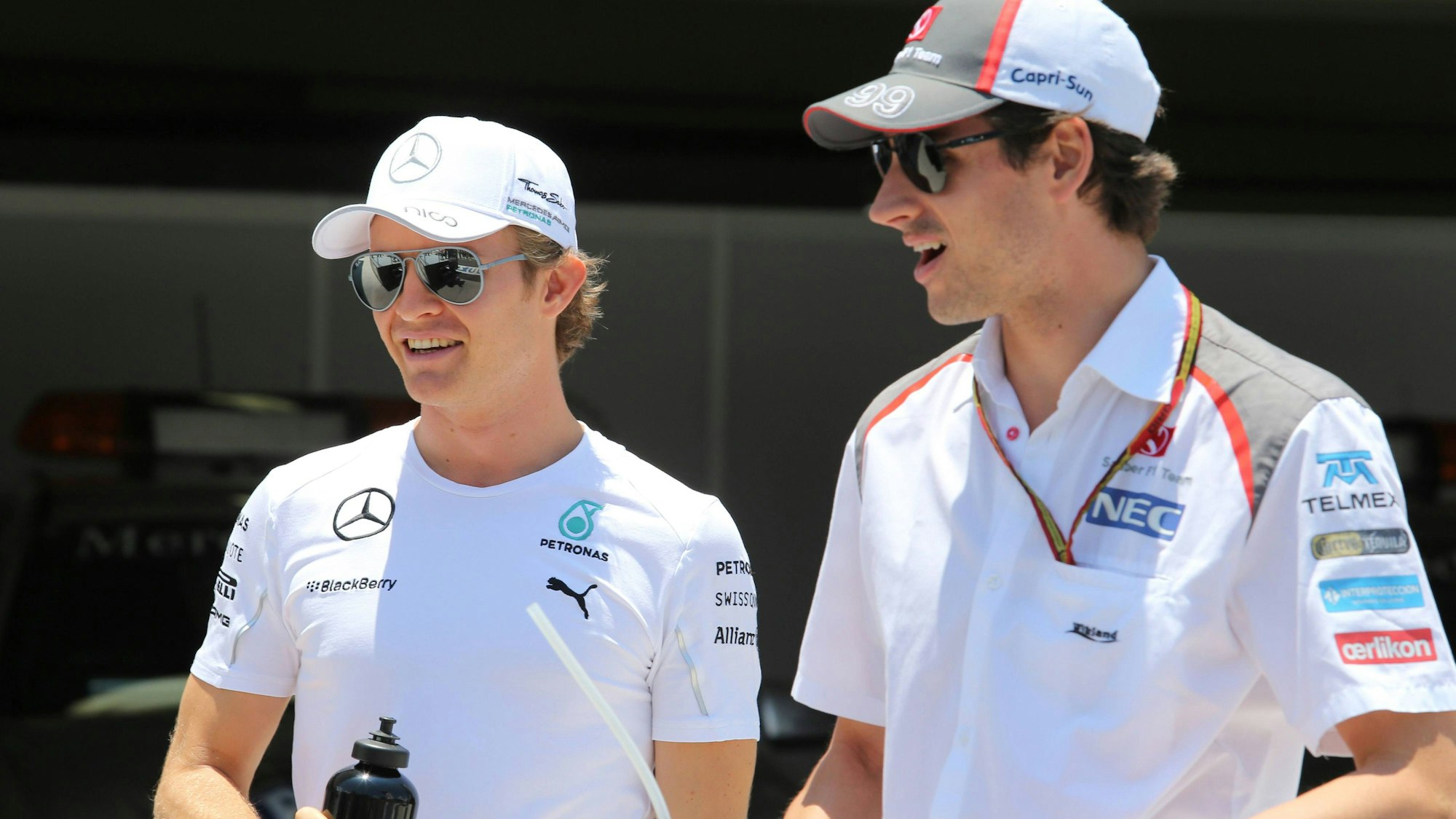 Nico Rosberg und Adrian Sutil (r.) stehen an der Strecke in Brasilien.