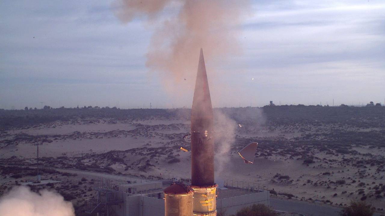 Ein vom israelischen Verteidigungsministerium Foto zeigt eine „Arrow-3-“Abfangrakete (Archibild).