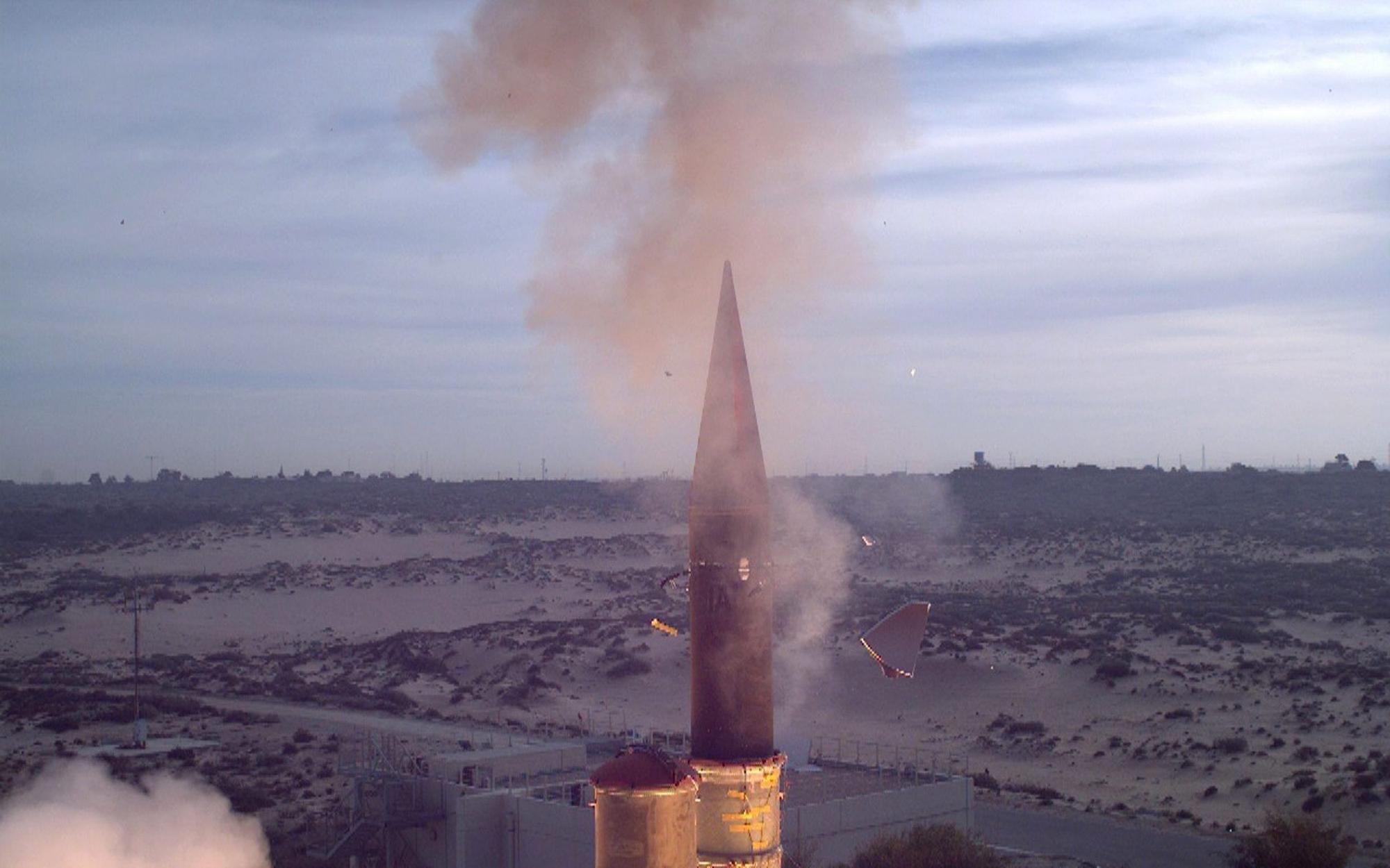 Ein vom israelischen Verteidigungsministerium Foto zeigt eine „Arrow-3-“Abfangrakete (Archibild).