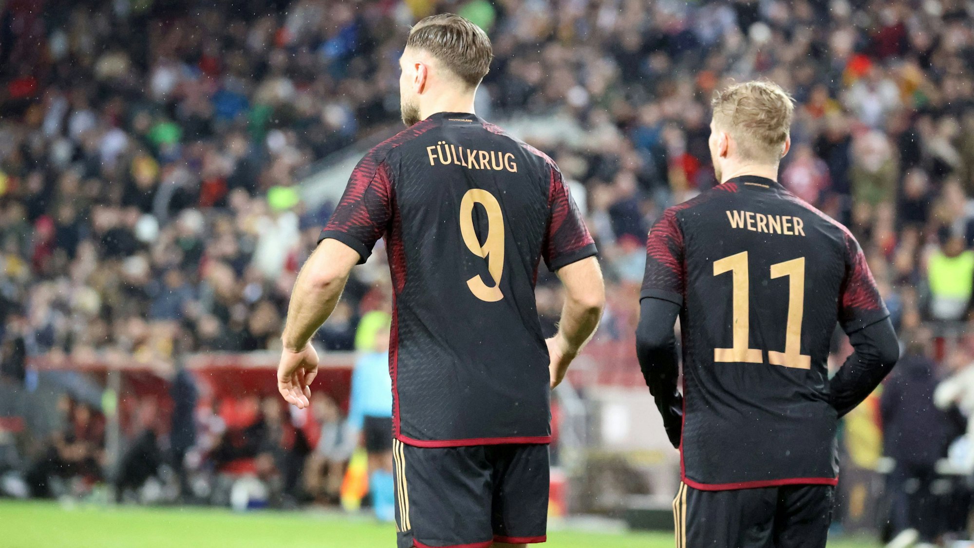 Niclas Füllkrug und Timo Werner (r.) laufen nebeneinander auf dem Spielfeld.