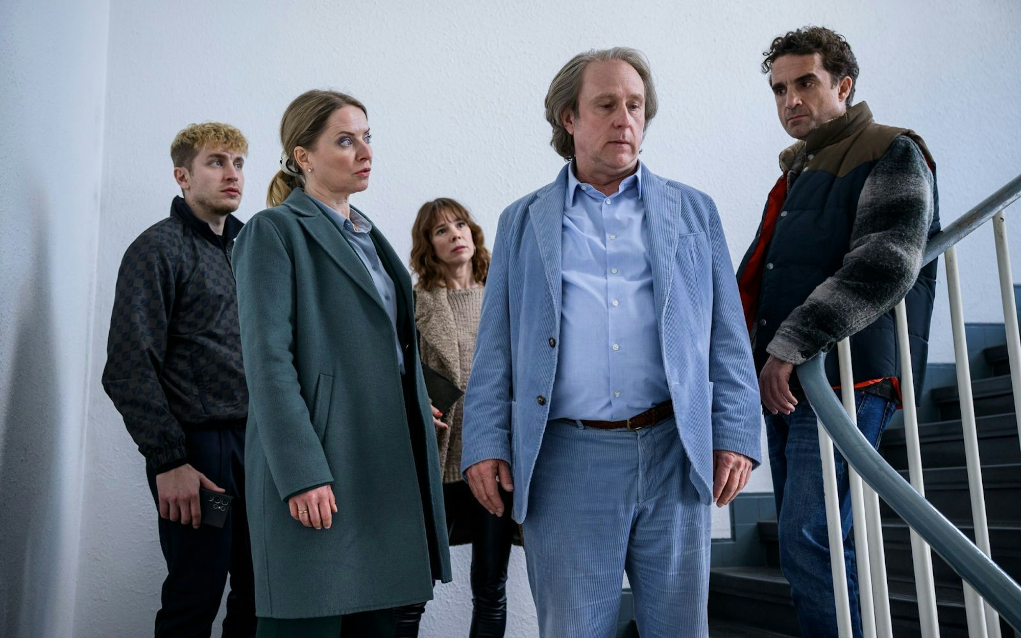 In „Stromberg - Wieder alles wie immer“ kommt es zum Wiedersehen mit einigen alten Bekannten. Von links: Julian (László Branko Breiding), Tanja (Diana Staehly), Jennifer (Milena Dreissig), Ernie (Bjarne Mädel) und Ulf (Oliver Wnuk). (Bild: MadeFor Film/Willi Weber)