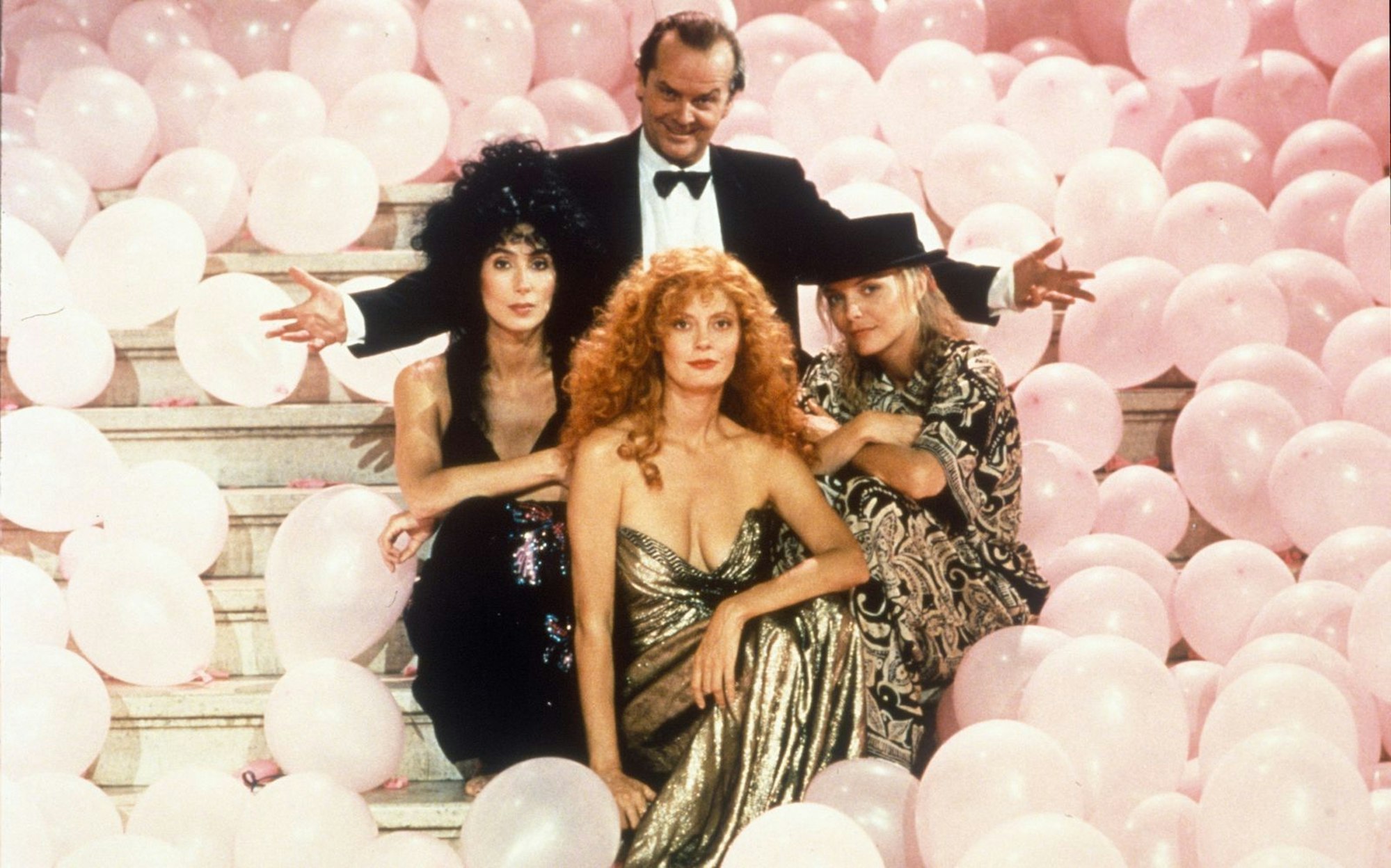 Durch „Die Hexen von Eastwick“ (1987) wurde Michelle Pfeiffer (rechts, mit Susan Sarandon, Mitte, Cher und Jack Nicholson) endgültig zum Star. „Plötzlich erkannten mich die Leute auf der Straße“, sagte die Schauspielerin 2007 dem Magazin „Stern“. (Bild: ullstein bild - RDB/ullstein bild Dtl.)