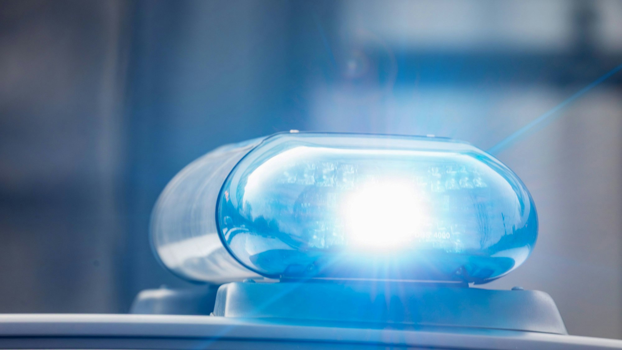 Polizeiblaulicht blinkt hell auf einem Einsatzfahrzeug