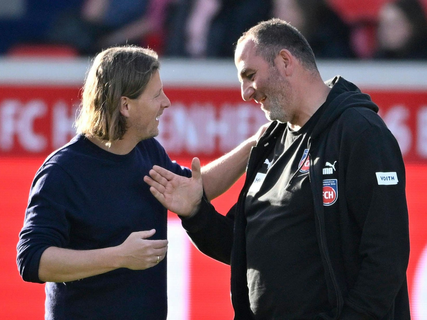 Bo Henriksen (l.) und Frank Schmidt begrüßen sich.