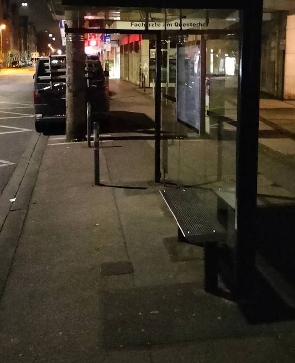 Eine Haltestelle liegt im Dunkeln.