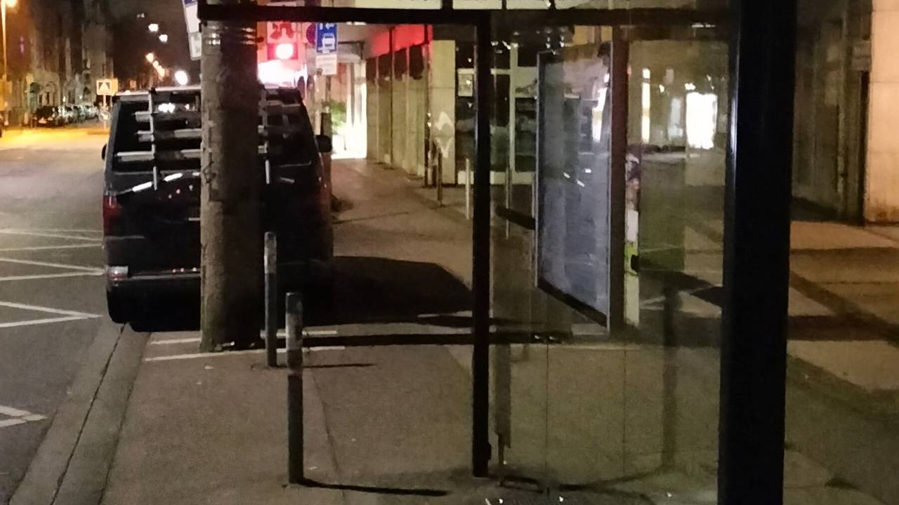 Eine Haltestelle liegt im Dunkeln.