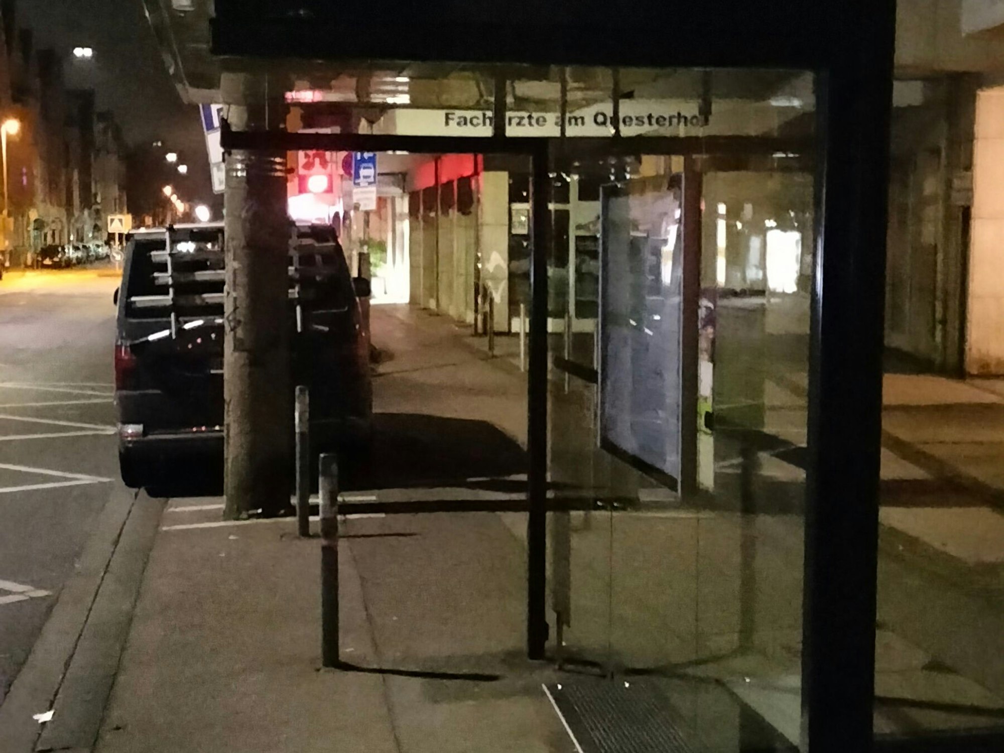 Eine Haltestelle liegt im Dunkeln.