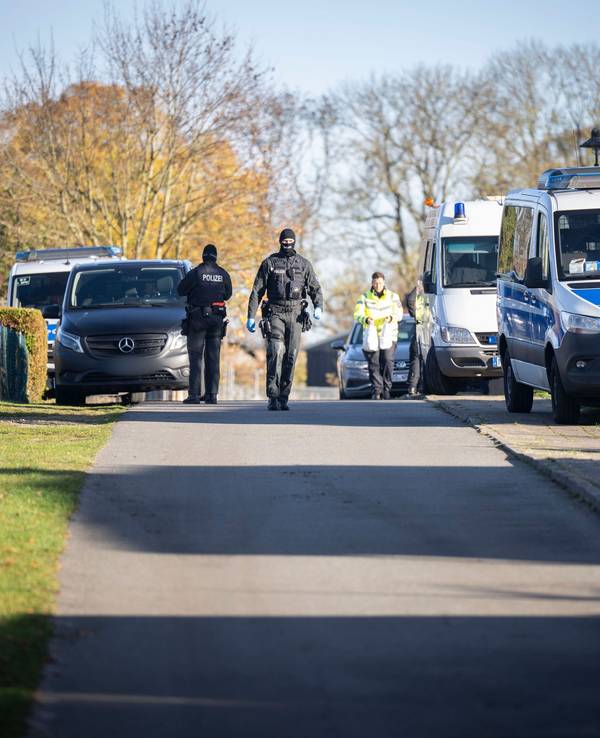 Polizeiautos stehen Anfang November vor einem Wohnhaus in Reimershagen.