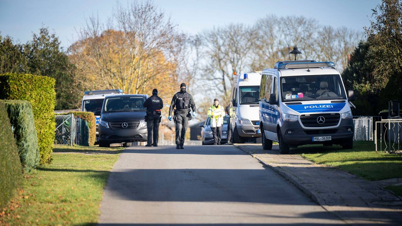 Polizeiautos stehen Anfang November vor einem Wohnhaus in Reimershagen.