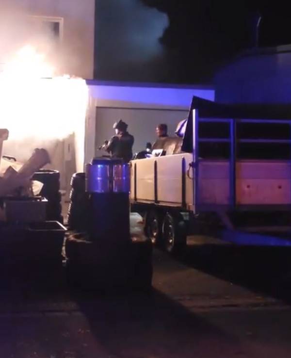 Einsatz in Wesel: Die Polizei rückte bei dem Brand einer Halle mit Maschinenpistolen an.