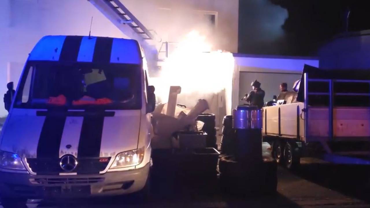 Einsatz in Wesel: Die Polizei rückte bei dem Brand einer Halle mit Maschinenpistolen an.