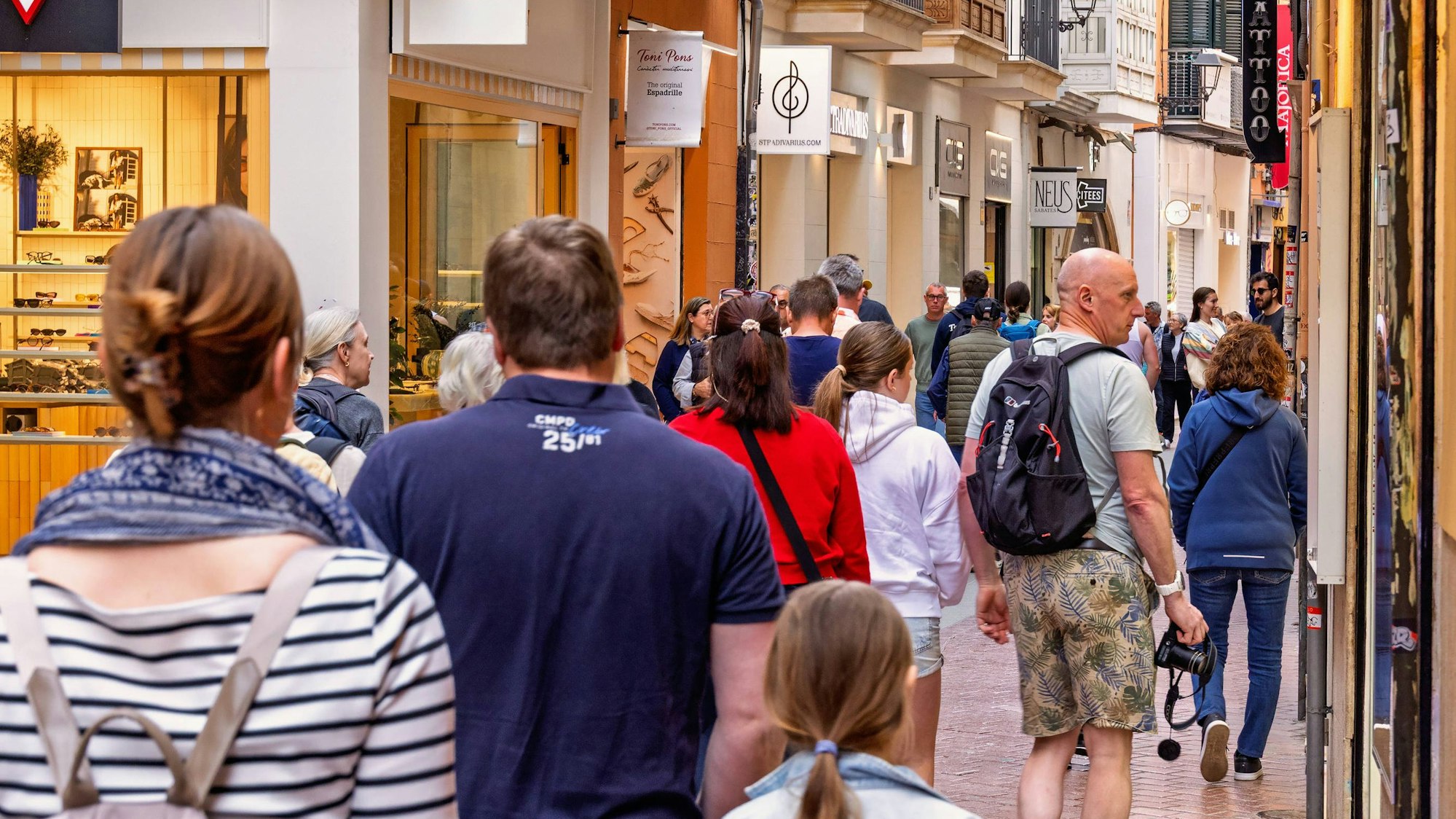 Viele Menschen in einer belebten Gasse in Palma