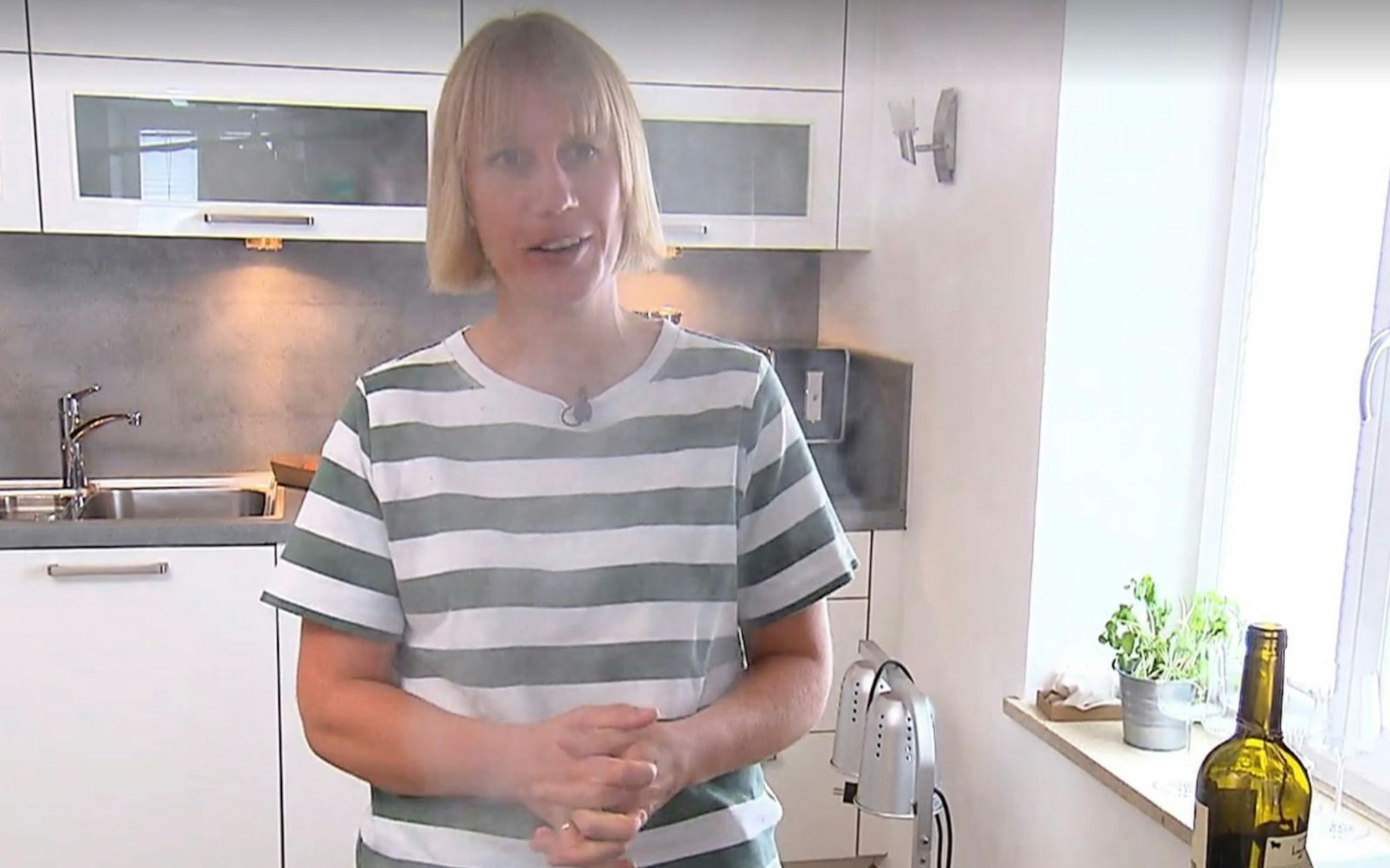 Von Soßen-Basis umdampft: Lena (36) beim Vorbereiten des Hauptgangs. (Bild: RTL)