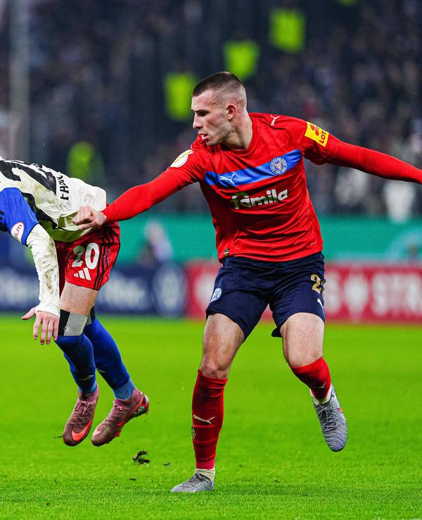 Fabio Vieira im Zweikampf mit David Zec (r.).