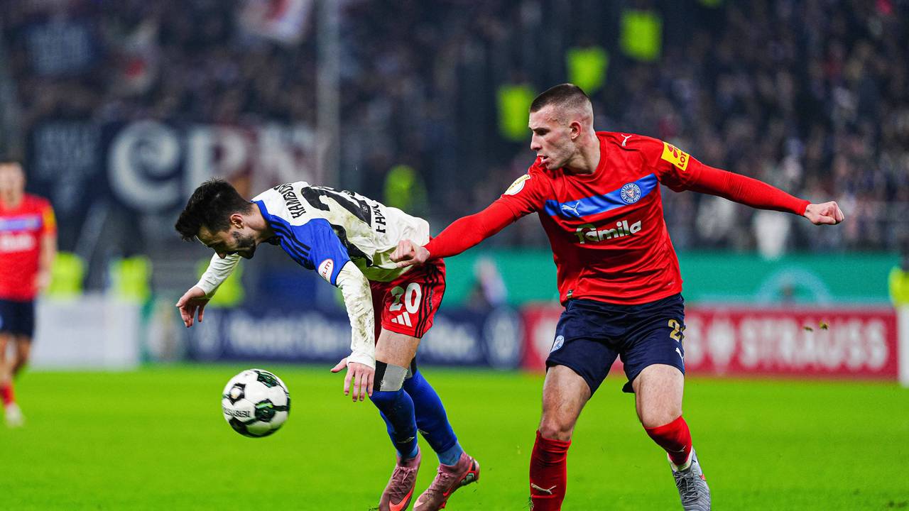 Fabio Vieira im Zweikampf mit David Zec (r.).