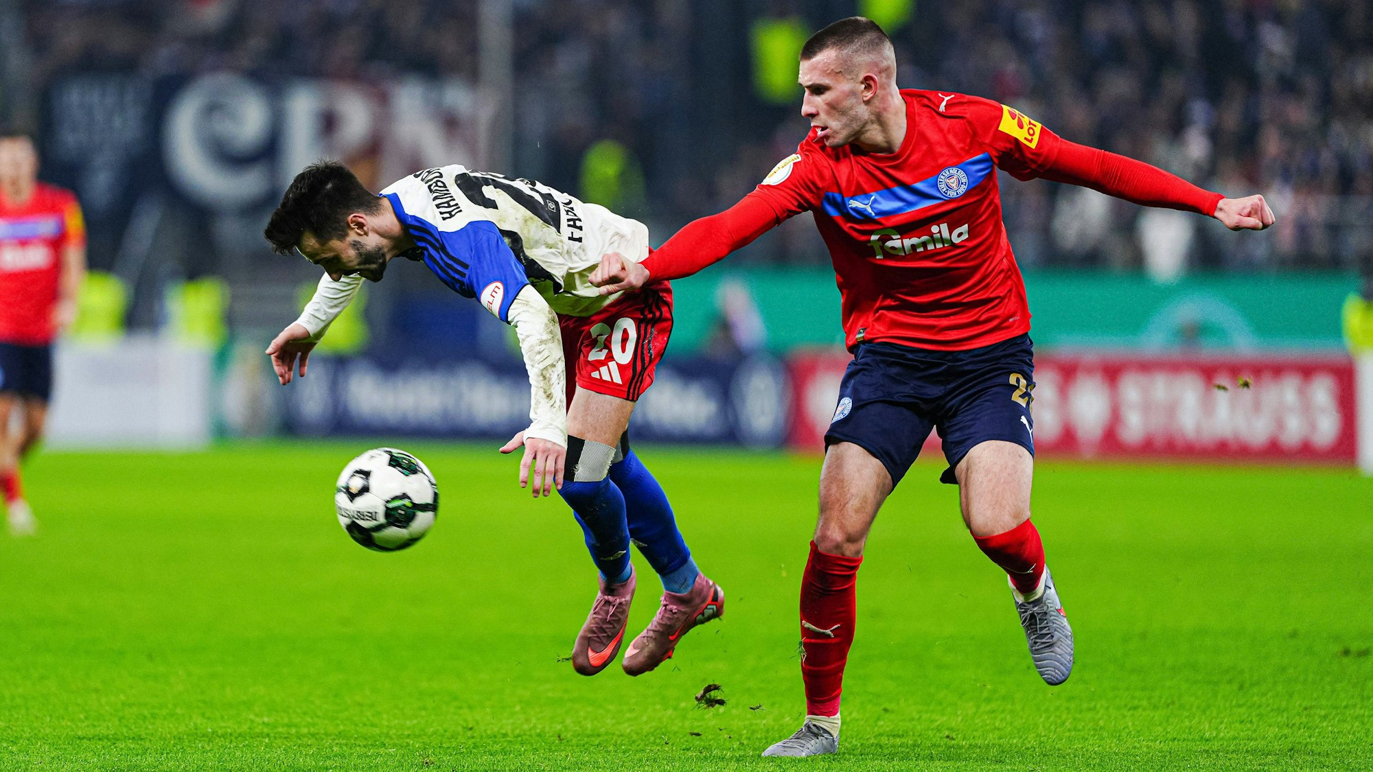 Fabio Vieira im Zweikampf mit David Zec (r.).