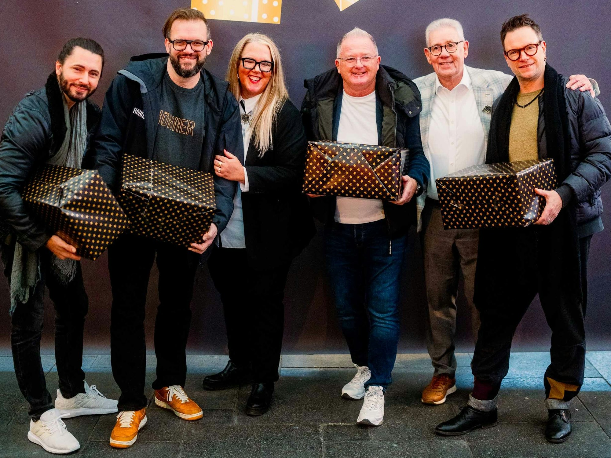 Die Höhner mit Weihnachtspaketen in der Hand.