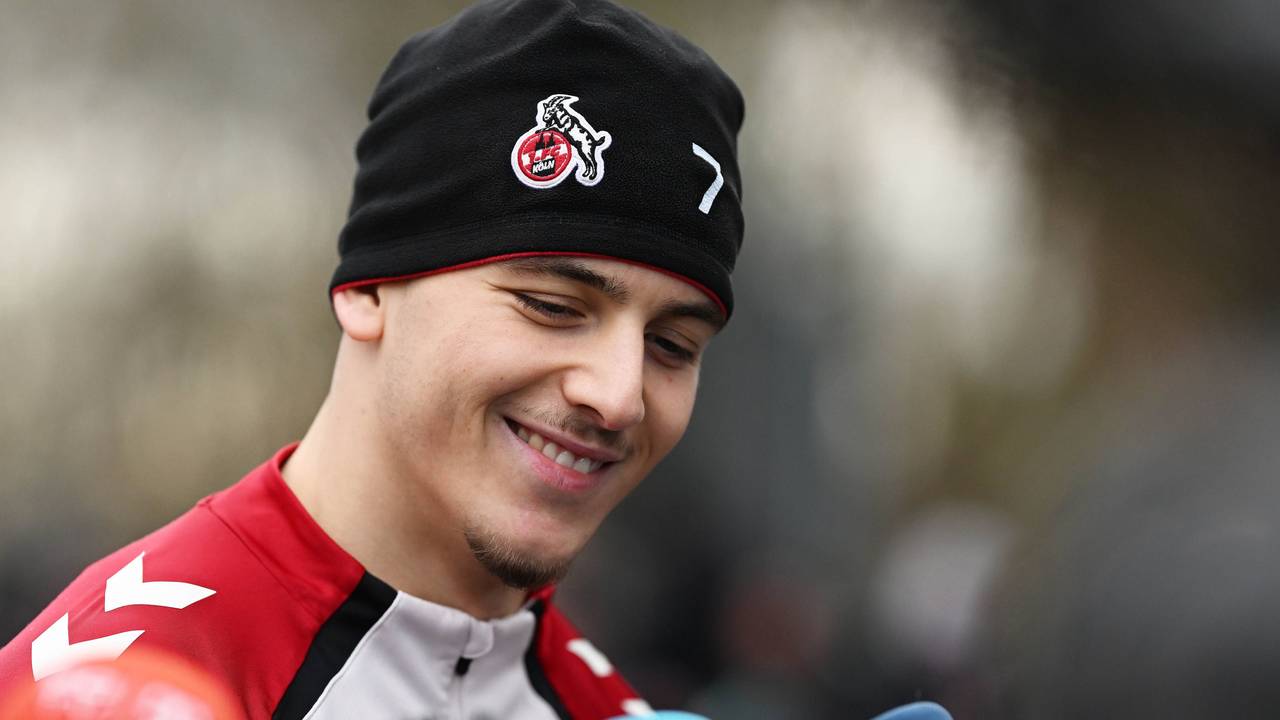 FC-Star Said El Mala beantwortet nach dem Training Fragen in der Mixed Zone.
