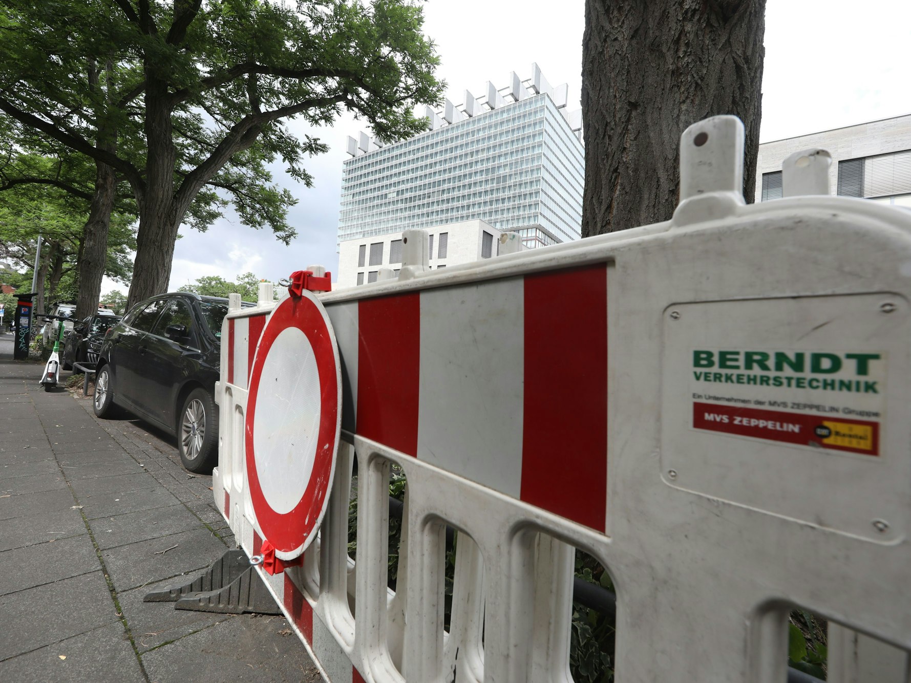 Absperrungsschild nach Bombenfund.