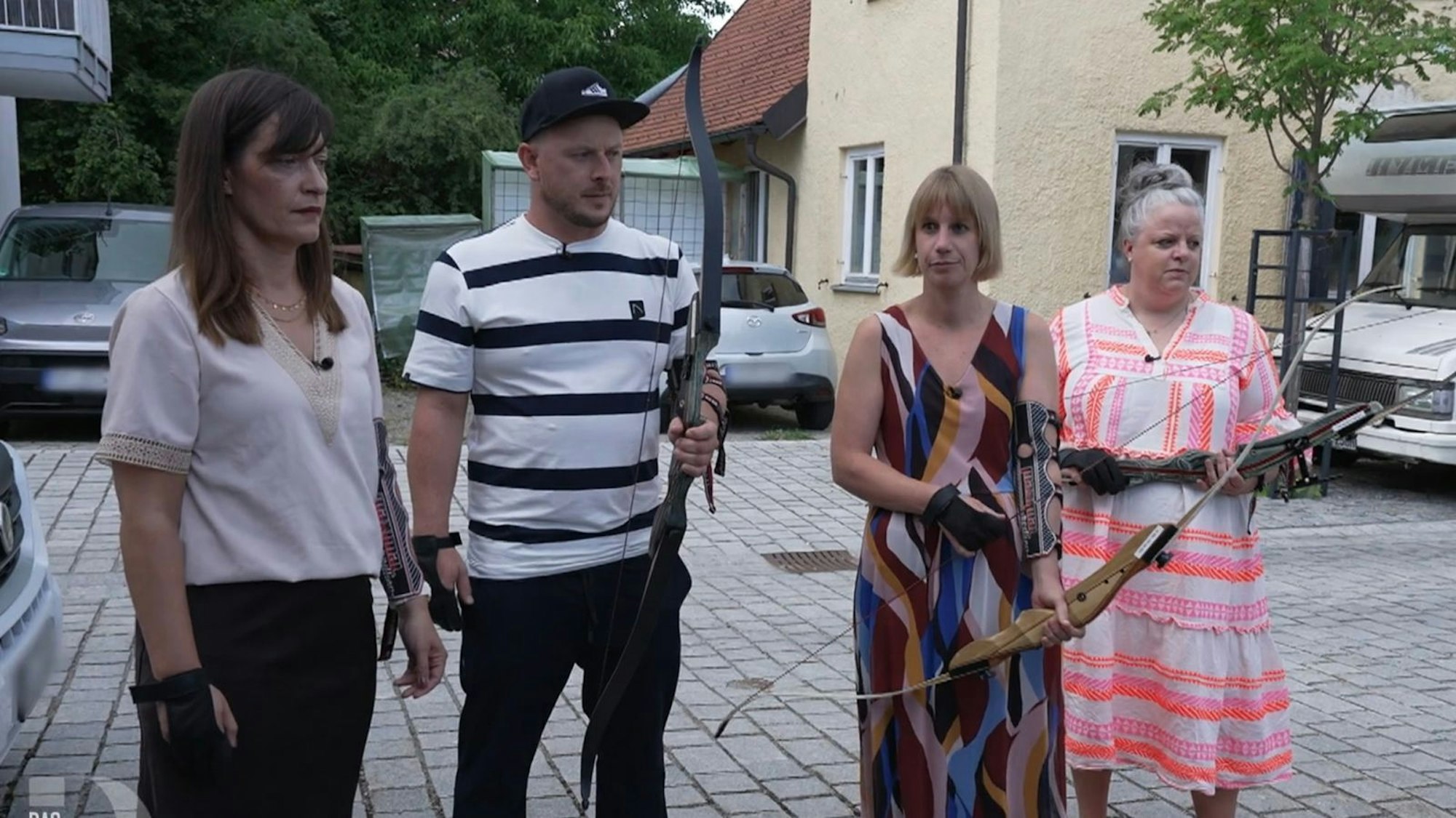 Peters Gäste lernen in Kempten zwischen den Gängen Bogenschießen - und haben trotz gegenteiligen Eindrucks Spaß daran. (Bild: RTL)