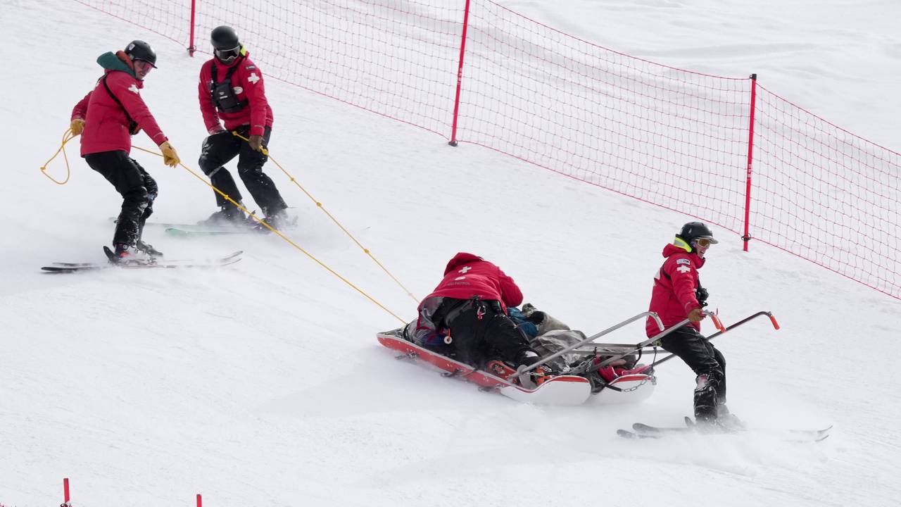 Rok Aznoh wird vom medizinischen Personal bei der ersten Weltcup-Abfahrt abtransportiert.