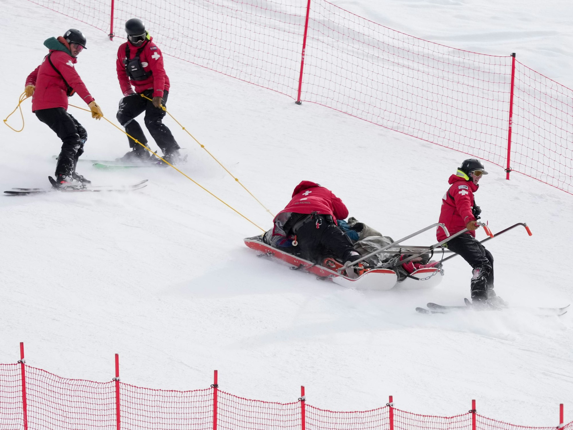 Rok Aznoh wird vom medizinischen Personal bei der ersten Weltcup-Abfahrt abtransportiert.